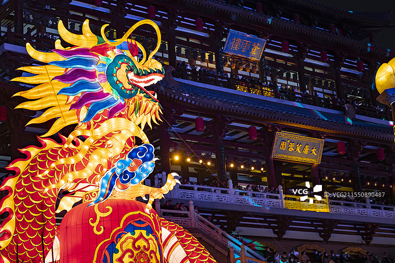 大唐芙蓉园夜间的龙彩灯图片素材