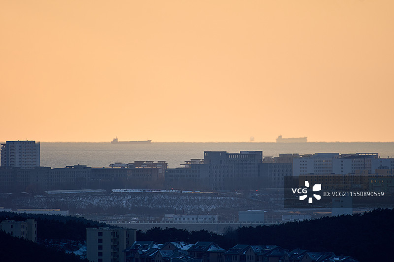 旅顺口区白玉山黄海上的夕阳下的轮船图片素材
