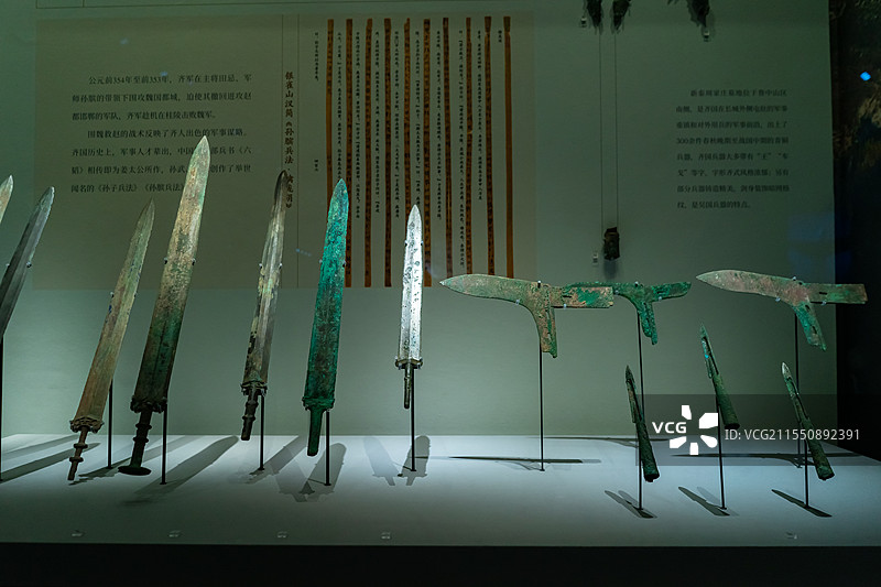 中国现代艺术拍摄主题，山东省济南市博物馆珍藏古董文物国宝，古代青铜器匕首刀剑矛，室内无人图像摄影图片素材