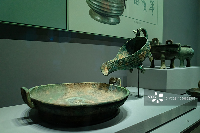 中国古代文明文化遗产拍摄主题，山东济南市博物馆，齐大官南宫铜鼎鲁伯厚父盘兽纹匜铜卣鸟青铜蛊，室内无人图片素材