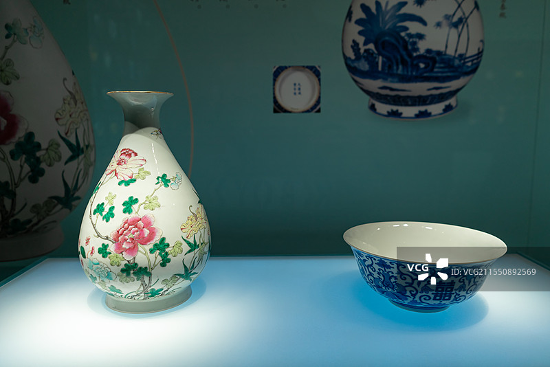 中国古代文明文化遗产拍摄主题，山东济南市博物馆，青釉青花瓷玉壶釉瓶，室内无人图像摄影图片素材