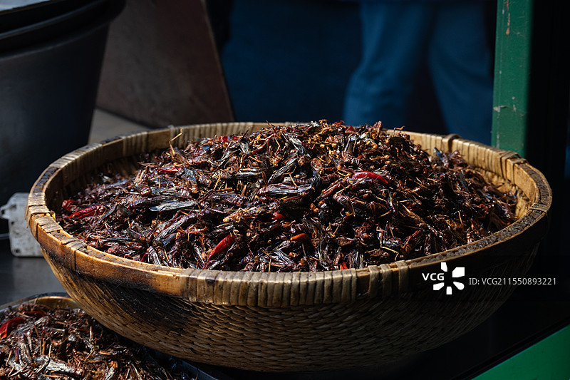 济南环联夜市的油炸蚂蚱图片素材