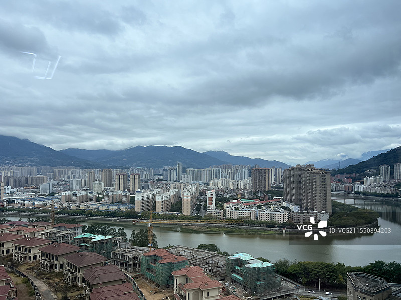 云雾下的安溪县城图片素材