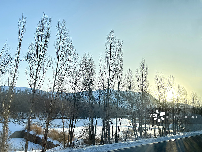 冬天昌吉，去天山天池滑雪场路边景观图片素材
