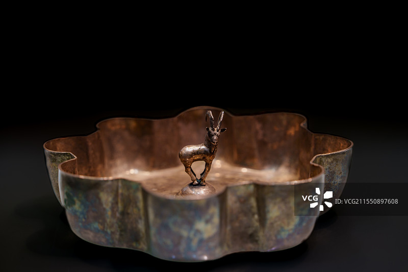 羱羊像花瓣形银盘（帕提亚王国，公元前247-公元224年）伊朗。羱羊是一种头生巨角的山羊，体形巨大。图片素材