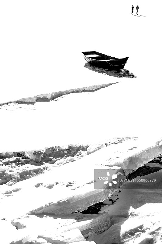 停泊在雪地中的小船图片素材