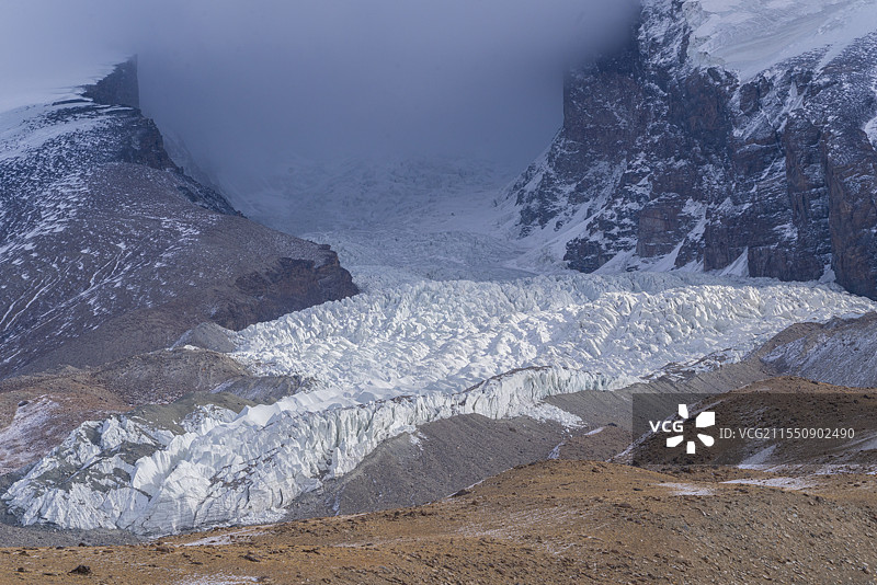 浓雾下的新疆慕士塔格冰川全貌图片素材