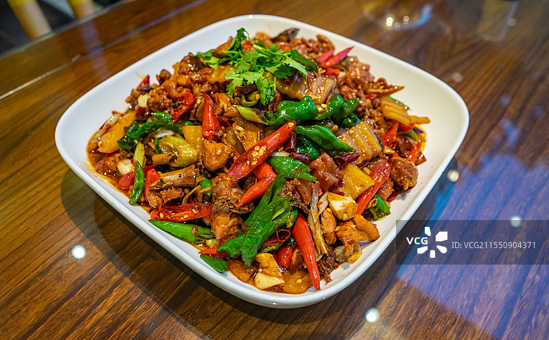 中国餐饮行业饮食产业，传统经典中国健康食物食品，一盘子临沂新泰莱芜枣庄炒辣子鸡干煸鸡，室内无人图像图片素材