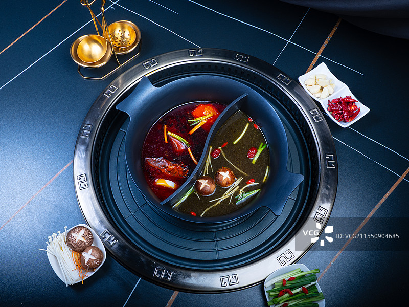 高视角俯视香辣菌菇鸳鸯火锅汤底和配料摆盘图片素材