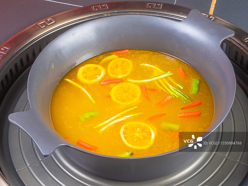 柠檬酸汤火锅汤底高视角特写图片素材