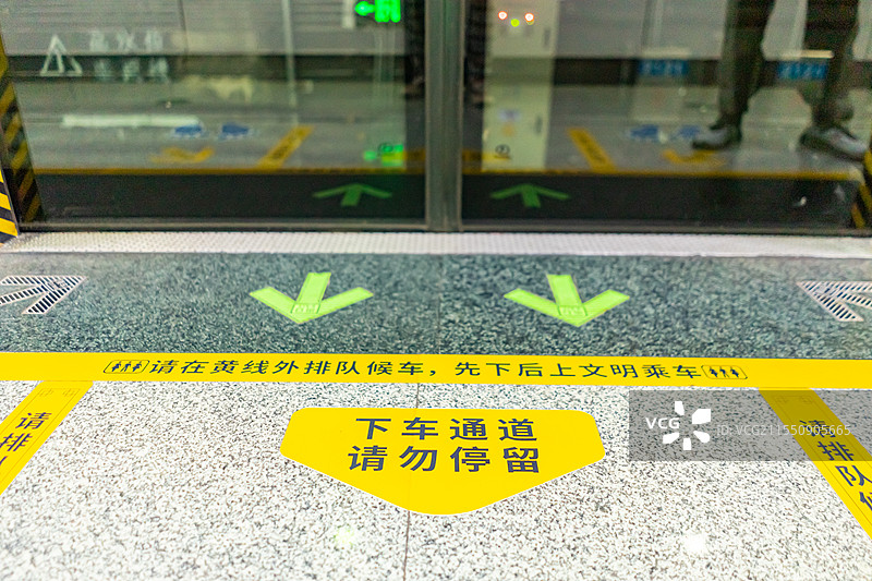 中国交通方式拍摄主题，地铁站里的换乘指示牌标志箭头地面贴纸，室内无人图像摄影图片素材