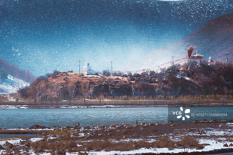 雪后初晴的松赞林寺图片素材