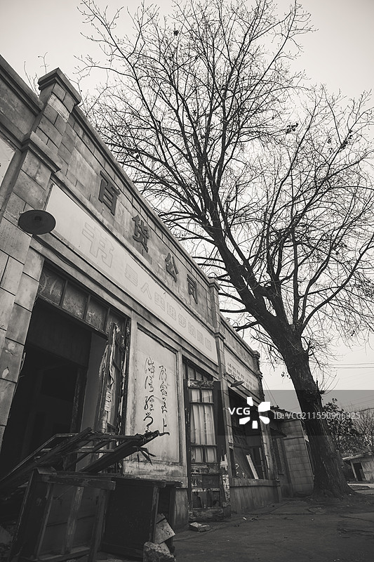 荒废老旧的百货公司，老旧建筑图片素材