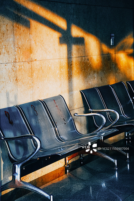 秋日的阳光照在学校的长椅上图片素材