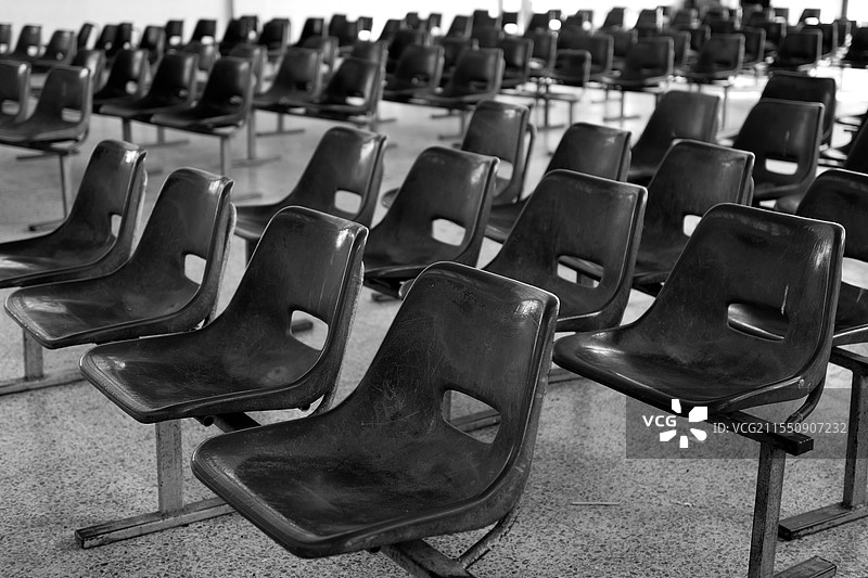 废弃候车室图片素材