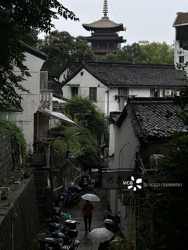 雨中的杭州河坊街图片素材