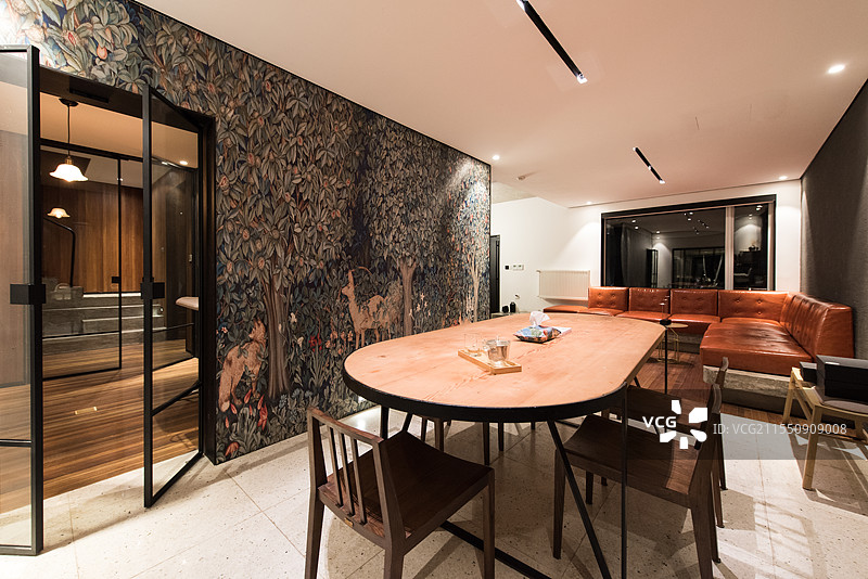 豪华酒店或别墅室内样板房空间：饭厅客厅区域图片素材