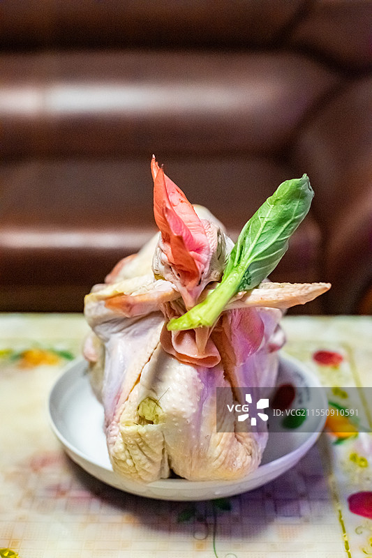 中国传统农业文化祭祀拍摄主题，桌子上盘子里的猪肉方子和绿色油菜配菜，室内无人图像摄影图片素材