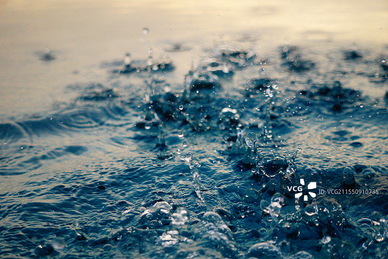 水滴落在水上的特写镜头图片素材