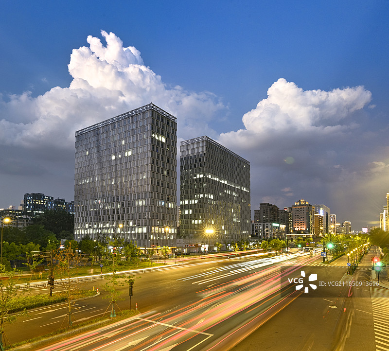 杭州支付宝大厦与街道夜景图片素材