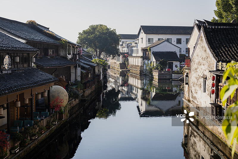 绍兴城内内河和河边古建筑景色图片素材