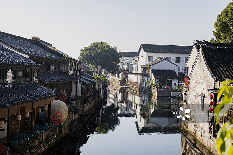 绍兴城内内河和河边古建筑景色图片素材