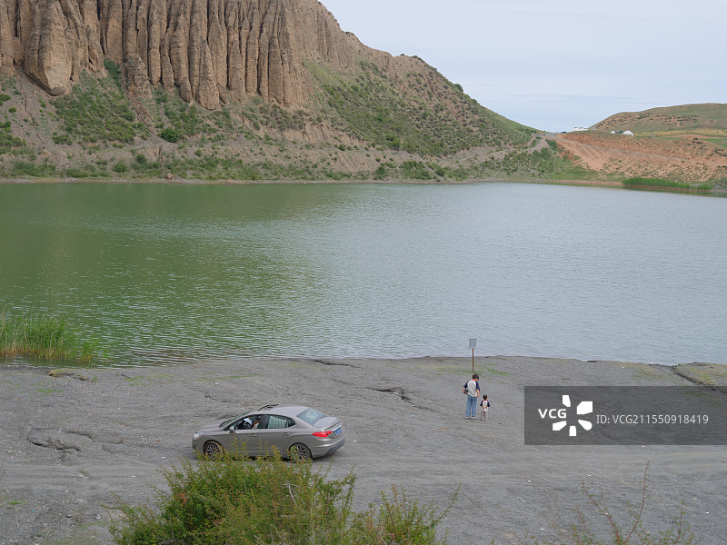 新疆 大小海子 精河 秘境 湖边的汽车图片素材