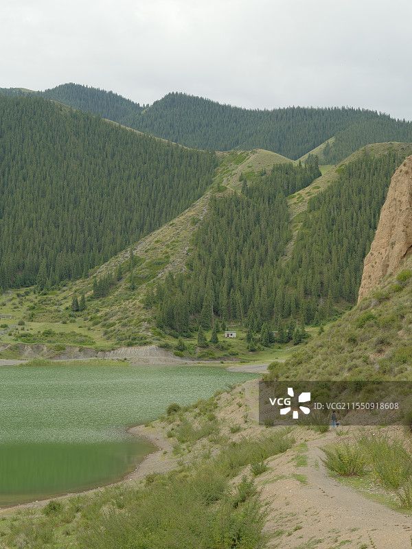 新疆 大小海子 精河 秘境 湖边的汽车图片素材