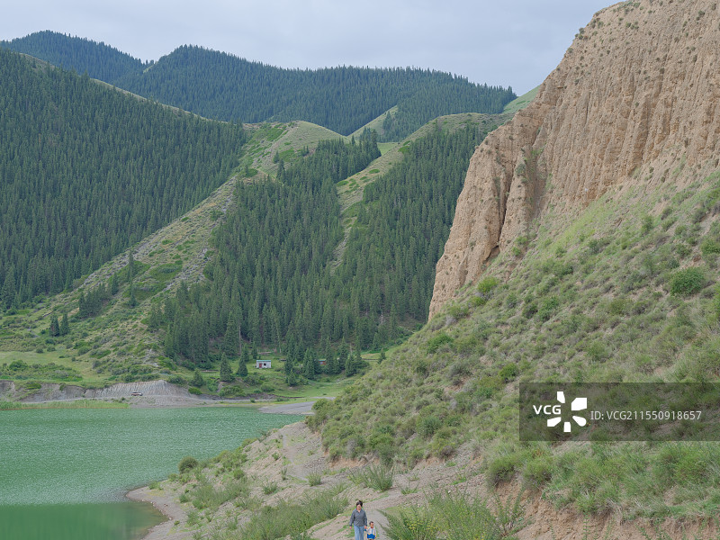 新疆 大小海子 精河 秘境 湖边的汽车图片素材