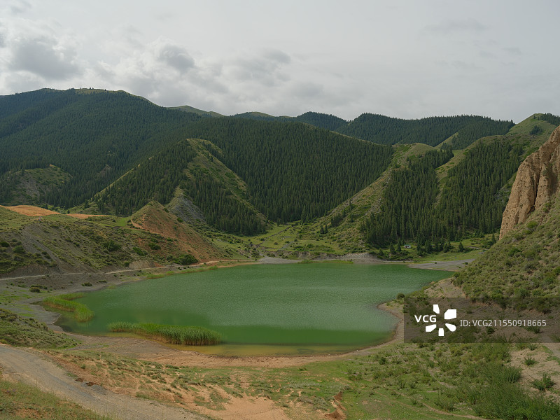 新疆 大小海子 精河 秘境 湖边的汽车图片素材