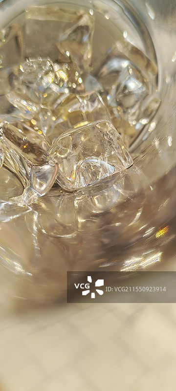 阳光下的冰块图片素材