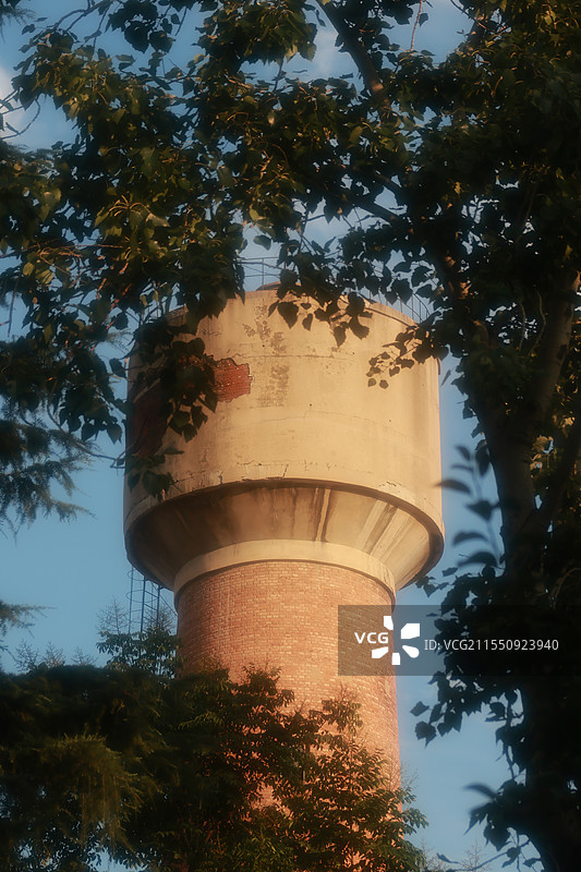 旧时水塔阳光下图片素材