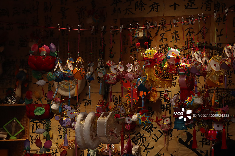 南京夫子庙售卖花灯和传统物件的商店图片素材