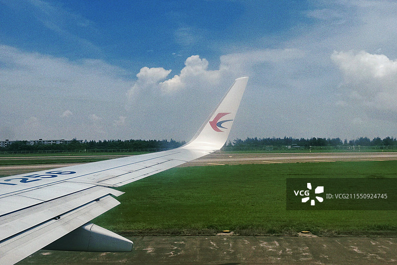 蓝天下东方航空的机翼图片素材