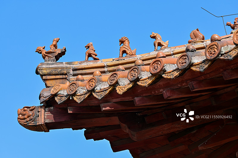 泰安岱庙古建筑的屋顶与蓝天图片素材