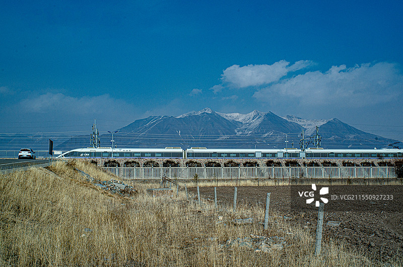 祁连山下的高铁图片素材