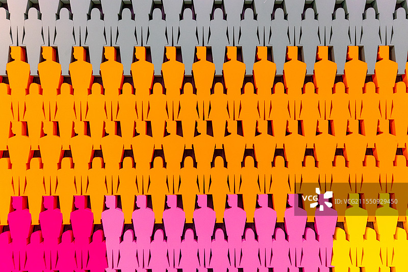 深圳公共场所的简洁人物形像透雕组合装饰面图片素材