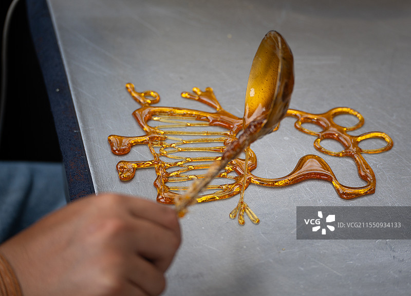 中国传统美食小猪佩奇糖画图片素材