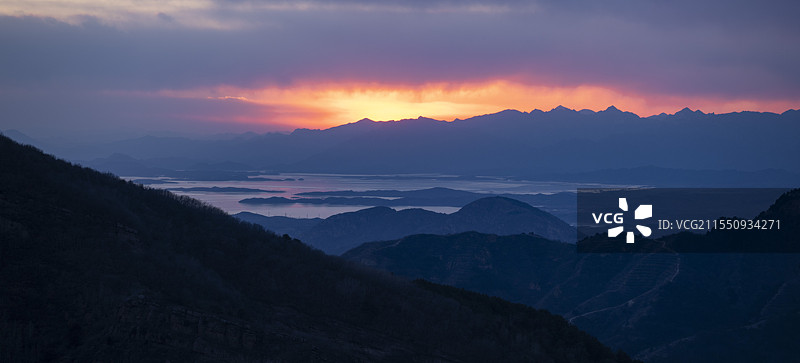 远望北京密云水库的日落图片素材