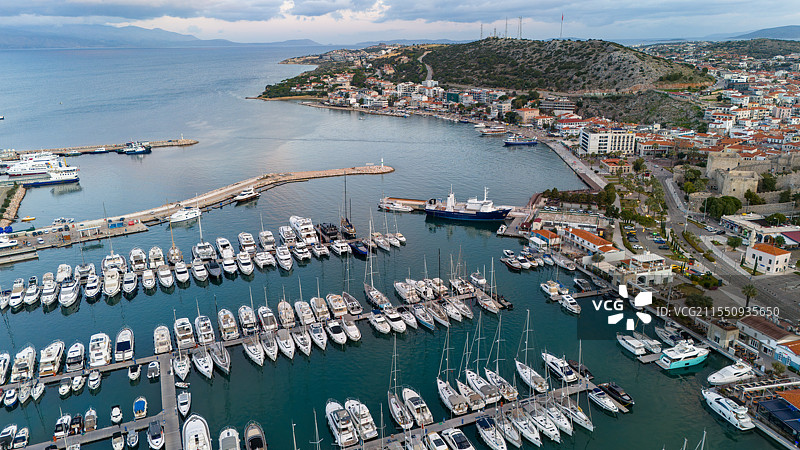 土耳其港口小镇中的游艇图片素材