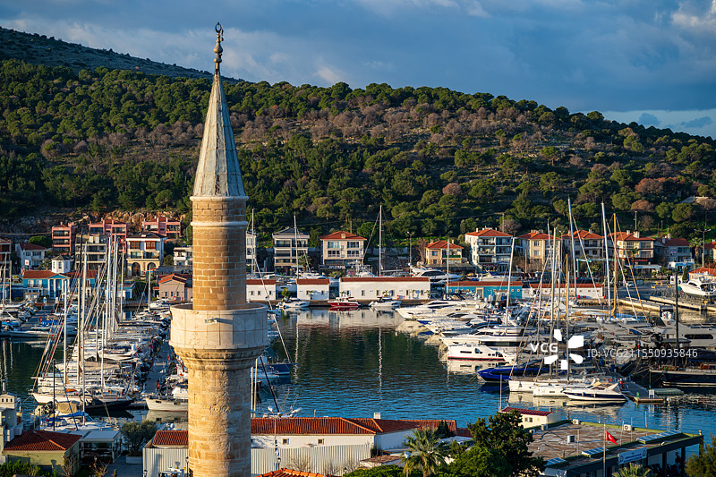 土耳其港口小镇中的游艇图片素材