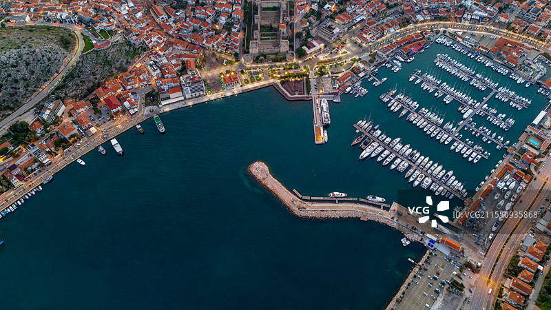 土耳其港口小镇中的游艇图片素材