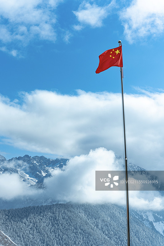 雪山背景的国旗图片素材