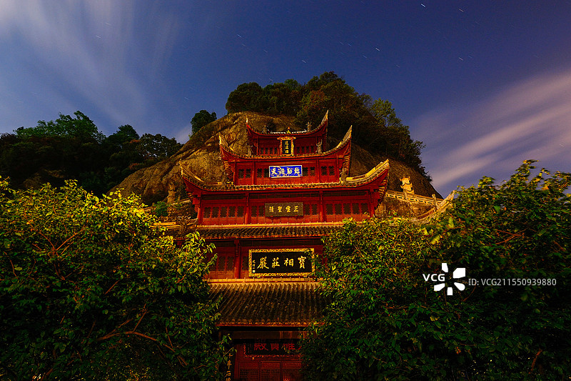 夜晚星轨下的大雄宝殿，仰视绍兴新昌大佛寺大雄宝殿全景图片素材
