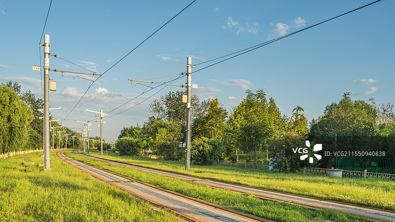 漫步郊外铁路邂逅宁静图片素材