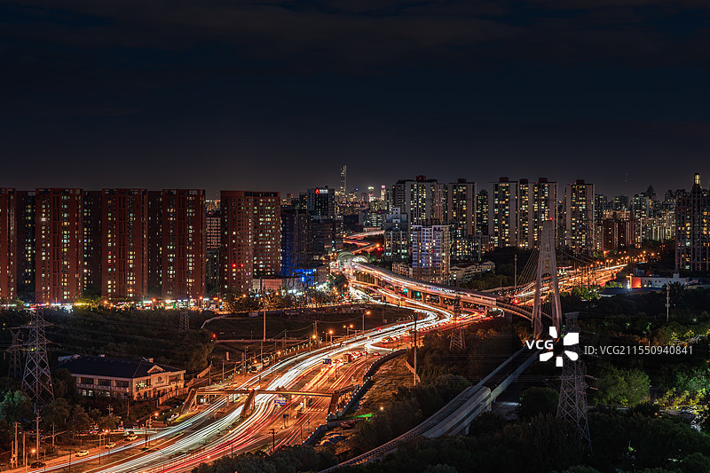 北京城市夜景下流光溢彩的道路高架桥立水桥图片素材