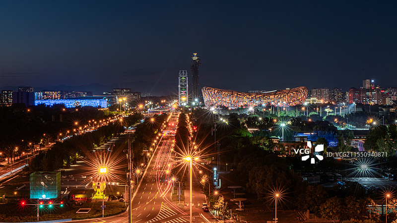 北京鸟巢夜景 灯火辉煌的城市道路图片素材