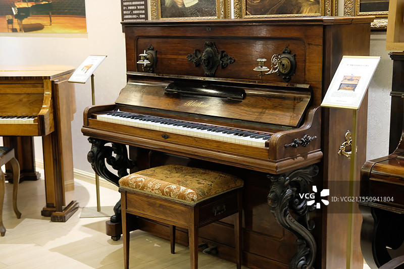 国外古董钢琴特写图片素材