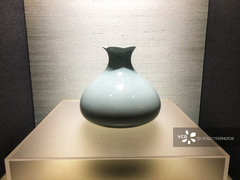 清雍正粉青釉石榴尊苏州博物馆藏图片素材