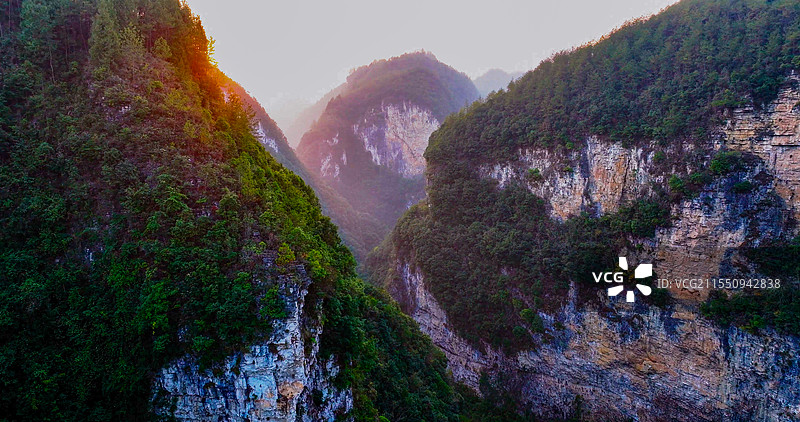 夕阳时分峡谷岩壁风光图片素材